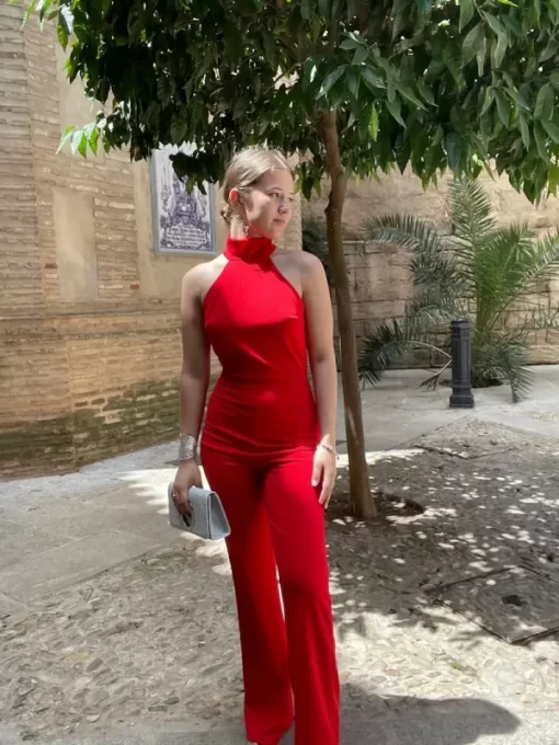 Vestido de satén largo con cuello halter rojo