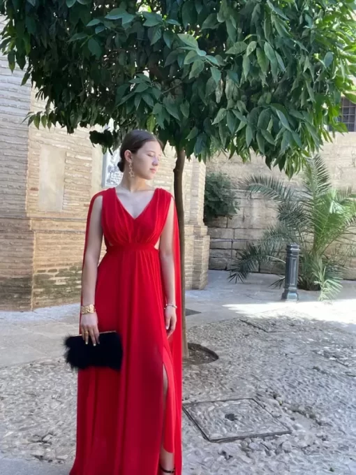 Vestido de gasa con abertura lateral en rojo