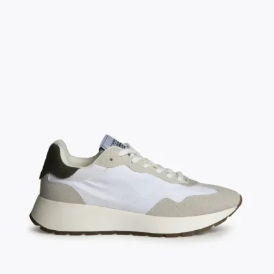 Zapatilla deportiva estilo running.