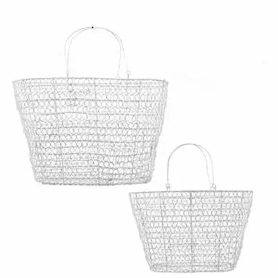 Bolso de metal blanco.