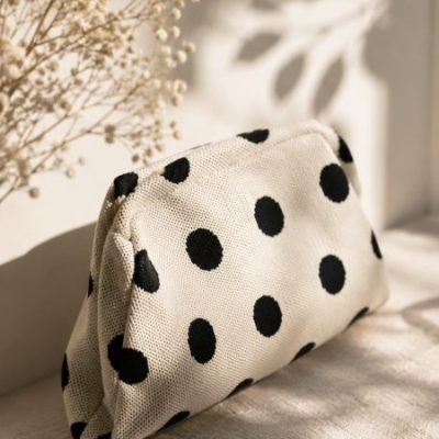 Bolso de lunares negros y blancos