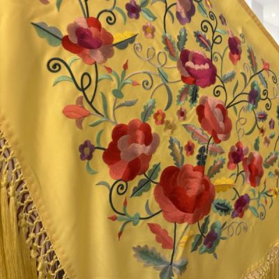mantón amarillo