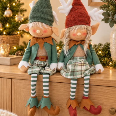 Pareja de duendes navideños sentados